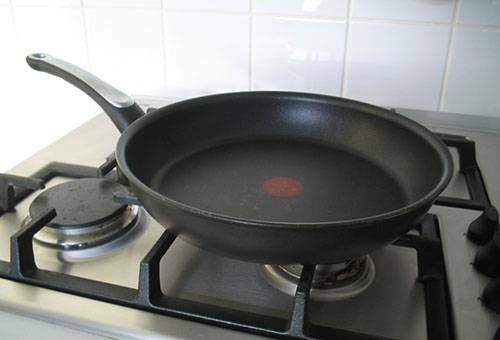 How to clean the pan with a non-stick coating inside and out?