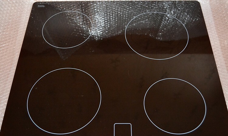 Modelle aus gehärtetem Glas heizen sich nicht vollständig auf, nur die Kochplatte erreicht eine hohe Temperatur