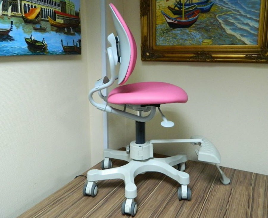 Rozā polsterēts ortopēdiskais krēsls