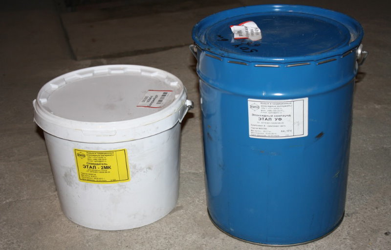 Two-component epoxy self-leveling floor in containers