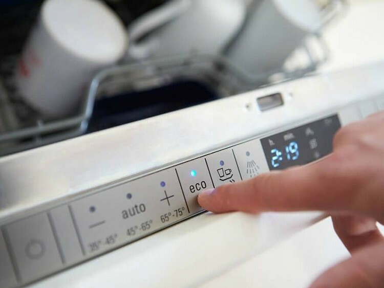  Wenn Sie das Geschirrspülprogramm dringend unterbrechen müssen, können Sie den Reset-Modus über die Touch-Steuerung oder den Drehhebel einstellen.