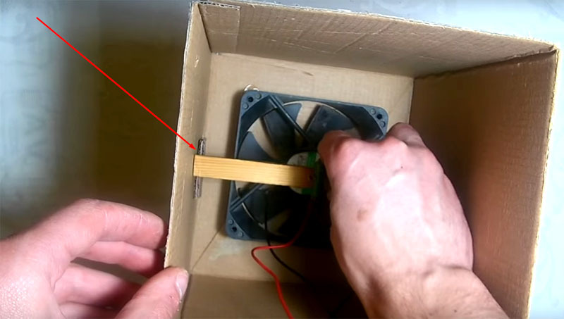 Lijm de stukjes karton aan de zijkanten van de doos en leg er een plank op. Voeg lijm direct bovenop deze verbinding toe voor stabiliteit.