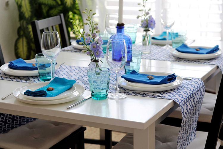 Even a simple serving with a white set can be decorated with decorative napkins.