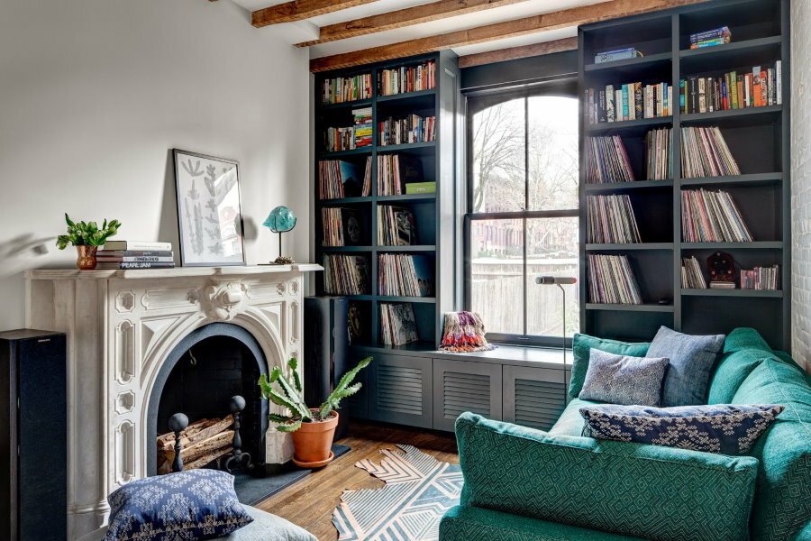 Espaço para estantes de livros na sala com lareira