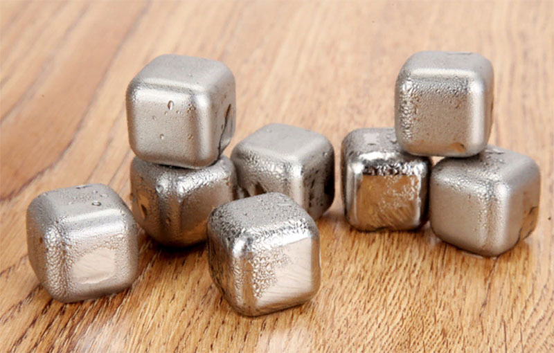 These are cubes made of ordinary stainless steel. They cool quickly in the freezer, and then give the cold to the drink for a long time. And what's great is that they can be used over and over again.