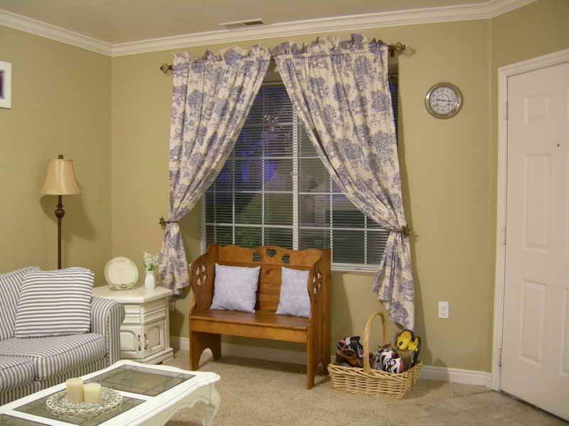 Pestrofarebné záclony malej dĺžky v obývacej izbe vo vidieckom štýle