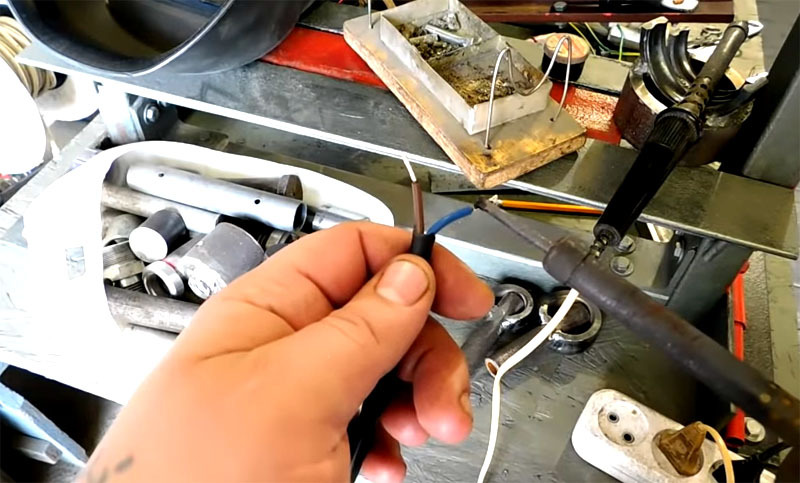 Žice je potrebno produžiti kako bi se gumb mogao postaviti na upravljač bicikla