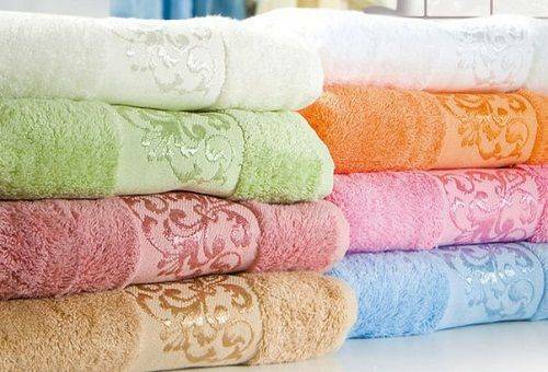 Hoe gespoelde baddoeken wassen en hun zachtheid herstellen?
