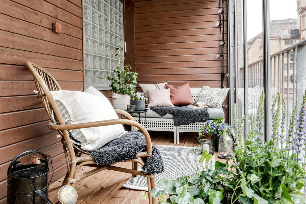 Silla de jardín en el balcón con molduras de madera.