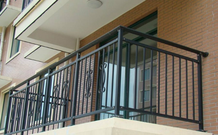 Metallräcke på en öppen balkong