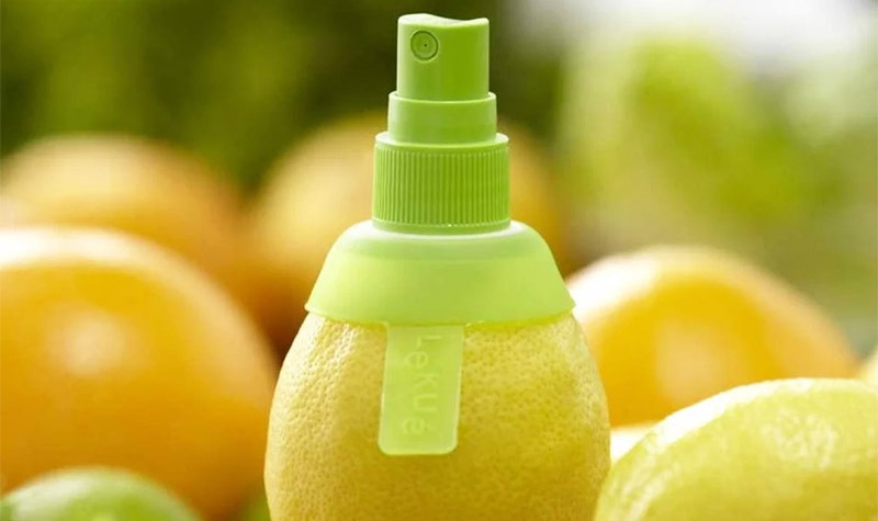 Bu, kelimenin tam anlamıyla bütün bir limona uyan ve onu taze sıkılmış meyve suyu spreyine dönüştüren küçük bir cihazdır.