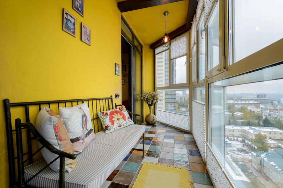 Sarı balkon duvarı boyunca dar tezgah
