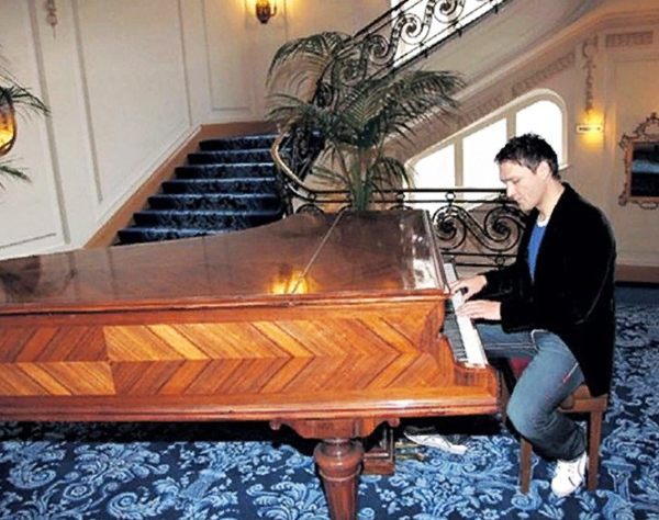 El principal atractivo del apartamento es el piano, en el que Yuri ensaya sus composiciones musicales.