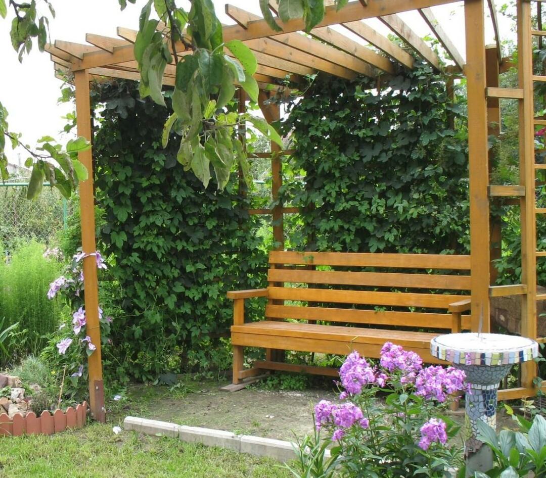 Zahradní lavice s dřevěnou pergolou