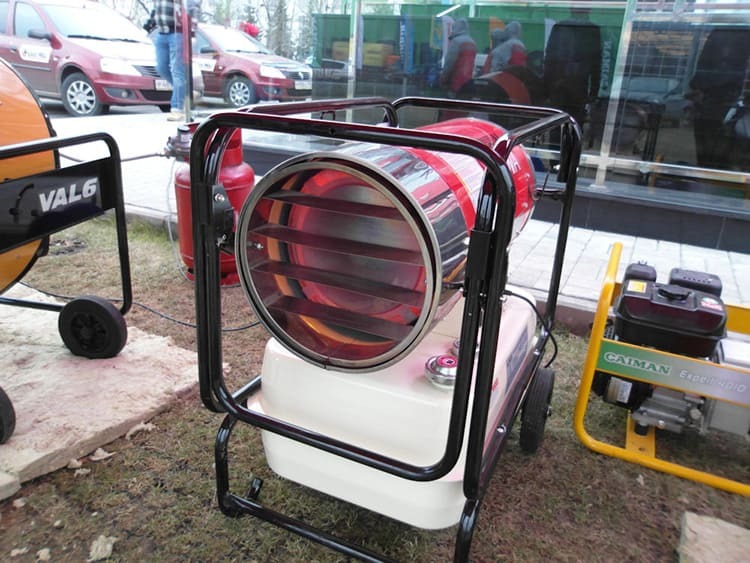 Gaskanonen mit Rahmen auf Rädern sind leicht zu transportieren
