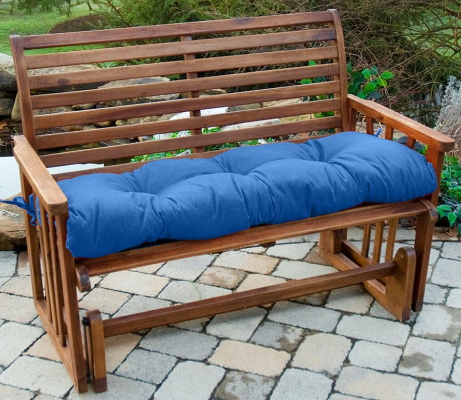 Blauwe matras op een houten zitbank