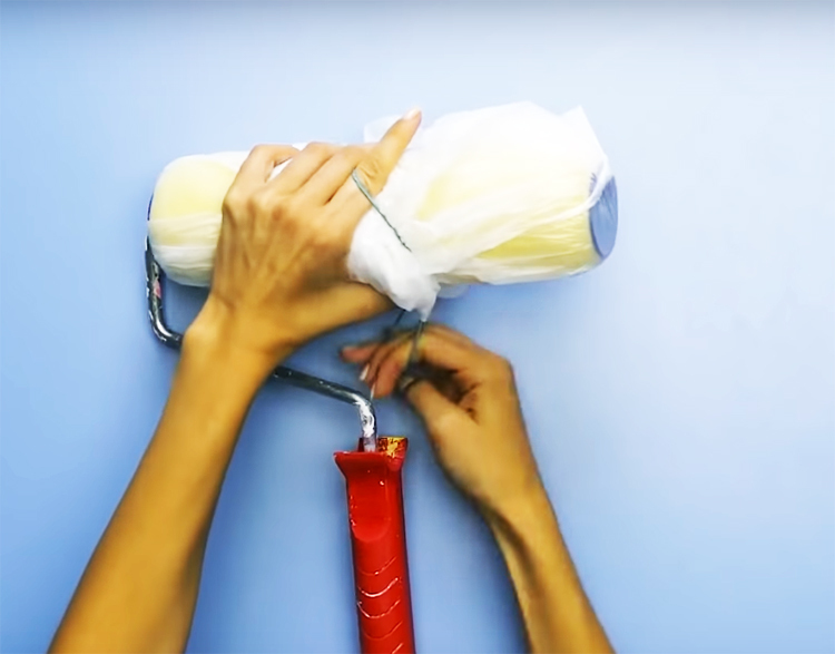 Avvolgere il rullo di vernice in un sacchetto e fissarlo con un elastico