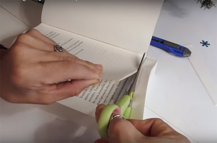 Der Autor beschloss, den Überschuss abzuschneiden, er musste sich von ca. 2 cm des Buches trennen