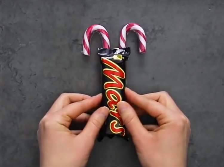 Cole uma barra de chocolate diretamente na embalagem de caramelos