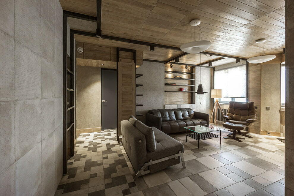 Drevený strop v obývacej izbe s keramickou podlahou