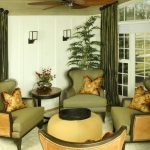 In den klassischen Gardinen grün Wohnzimmer wiederholt die Farbe von Polstermöbeln