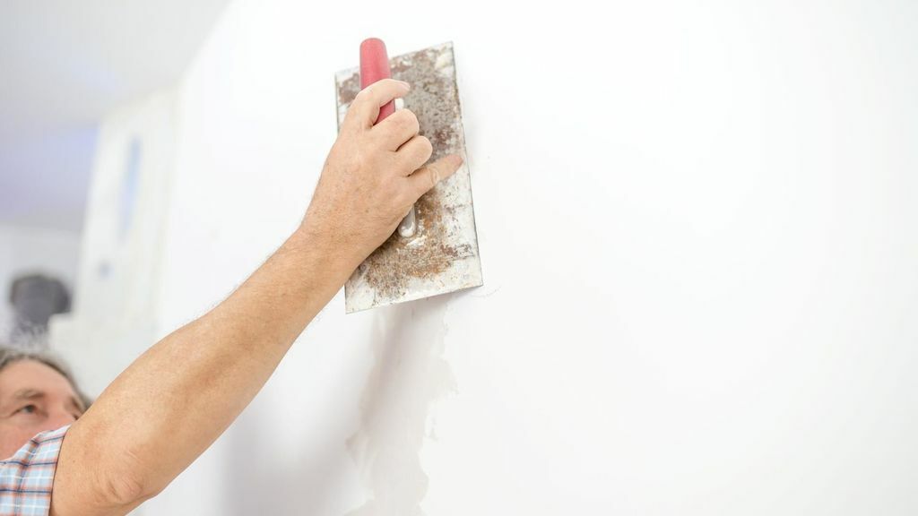 Plastering walls for wallpaper
