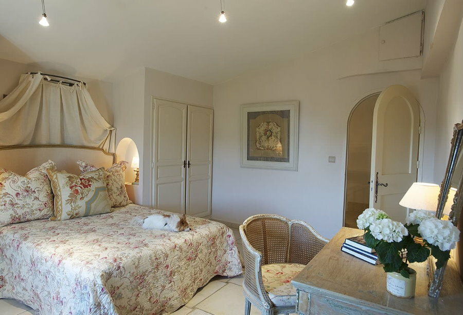 Ljust sovrum i Provence -stil för en tonårsflicka
