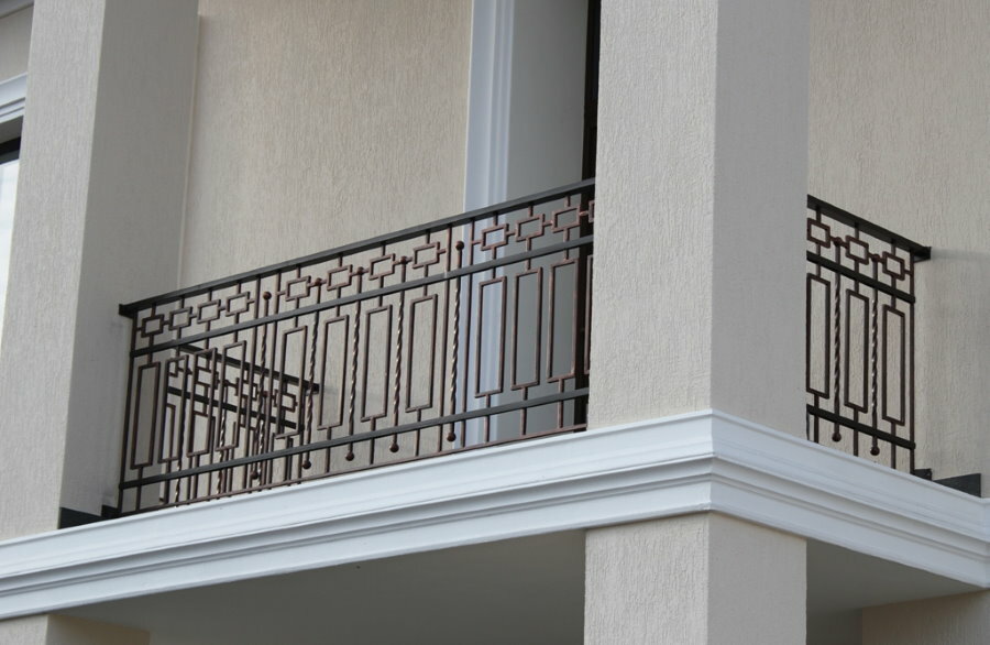 Gerades Geländer aus lackiertem Stahl zwischen den Säulen auf der Loggia