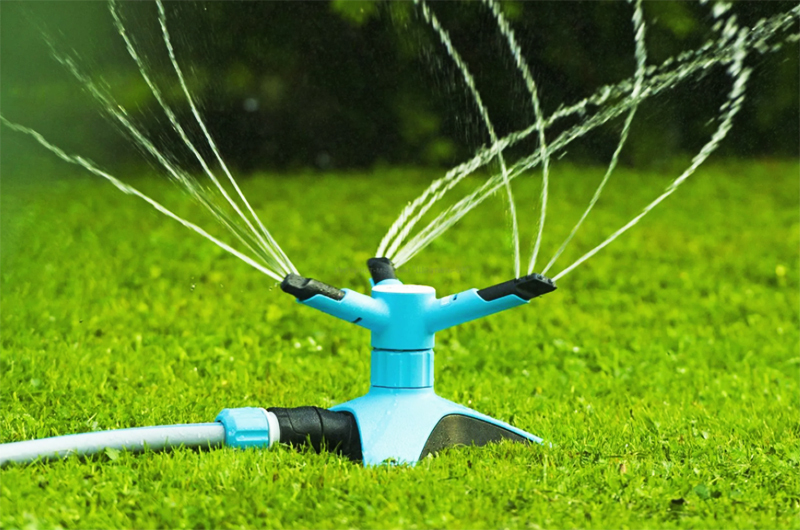 Nessuno ti disturba di utilizzare diversi tipi di irrigatori per il tuo sistema. Puoi scegliere il più adatto per ogni oggetto irrigato