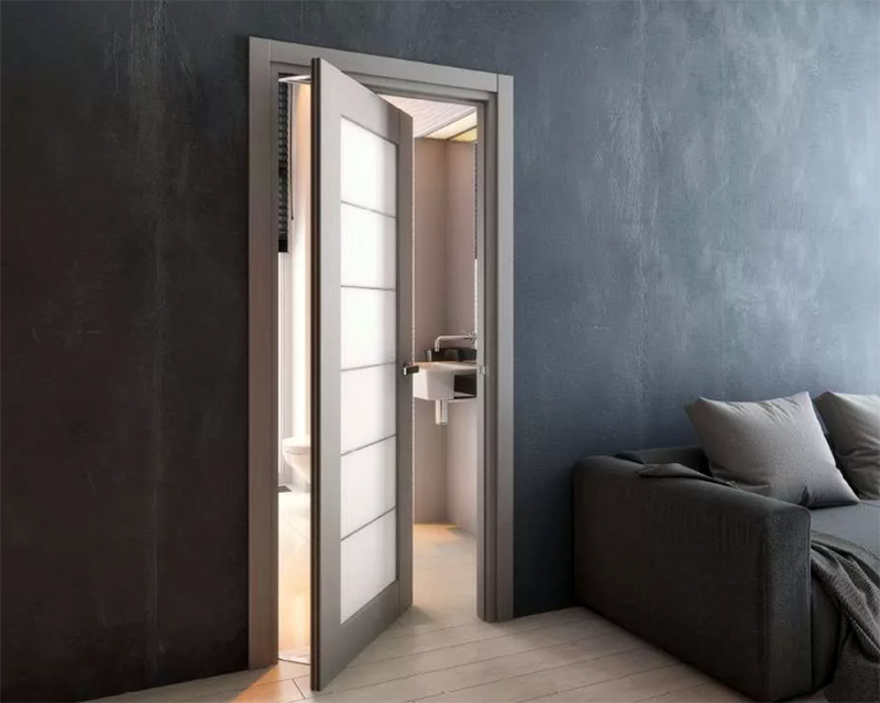 A porta para uma pequena sala: como economizar espaço o máximo possível