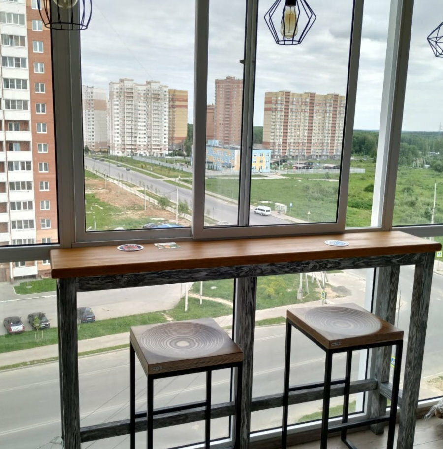 Smal bar av tre på en balkong med panoramautsikt