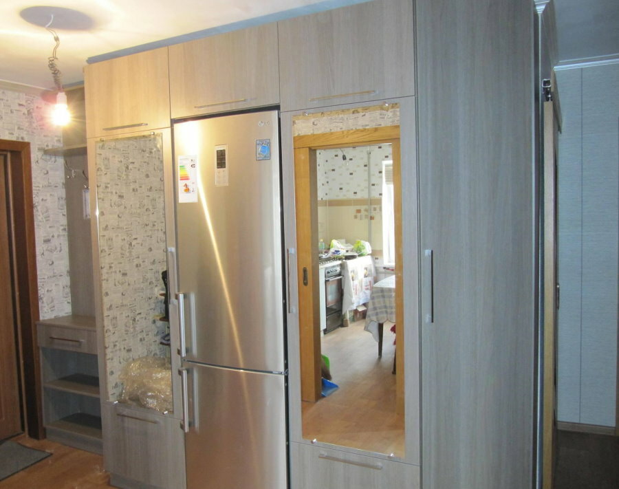 İki bölmeli buzdolabı ile koridordaki mobilyalar