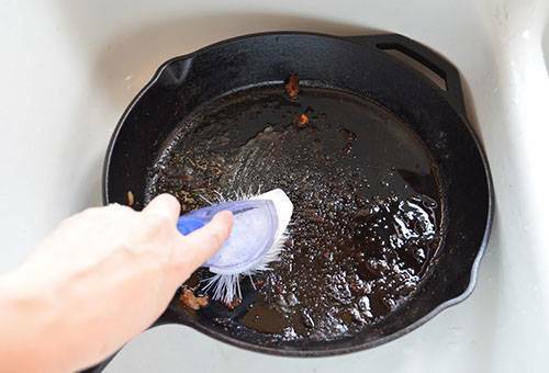 How to clean a frying pan from carbon deposits and old fat?