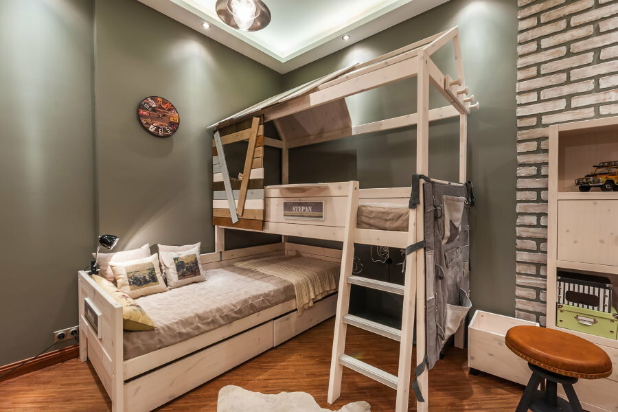 Drevená posteľ v útulnej miestnosti pre chlapcov