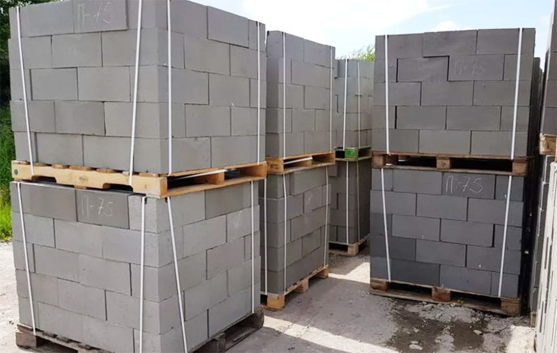 Les blocs de construction sont mieux stockés sur des palettes, il n'y aura donc pas de contact direct avec le sol, ce qui signifie que les blocs ne recueilleront pas d'eau