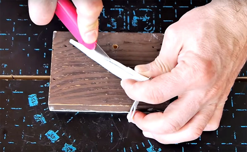 Utilisez un couteau de construction pour utiliser une lame tranchante pour couper le nez dans le sens de la longueur de la base presque jusqu'à la pointe. Laissez la pointe pour qu'elle ne soit pas endommagée. Il est facile de retirer la masse gelée à travers l'incision