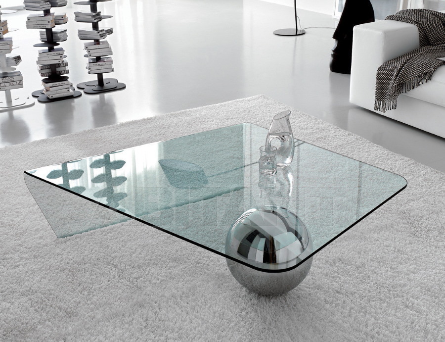 Mesa de centro de vidro com uma bola em vez de uma perna
