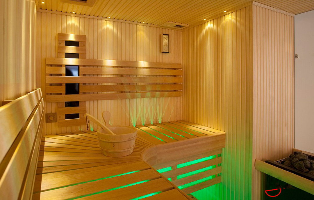 La iluminación de la sauna con estantes de madera