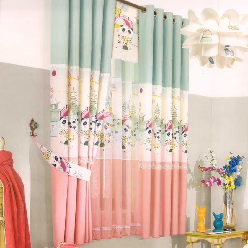Tri-färgade gardiner på ett barns rum fönster