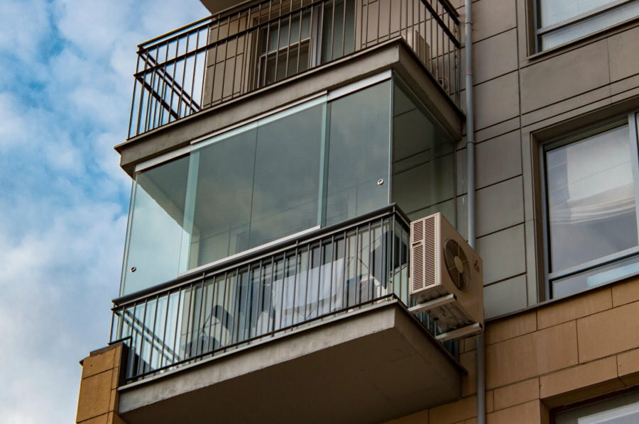 Kívülről kilátás az erkélyre keret nélküli üvegezéssel