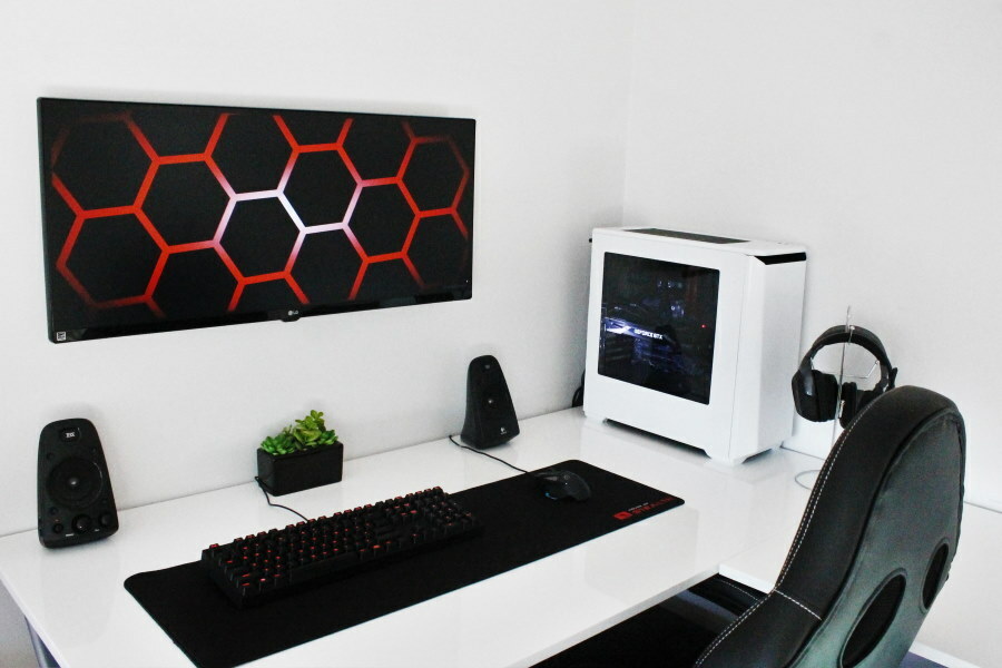 Vitt gamer -skrivbord i hörnet av rummet