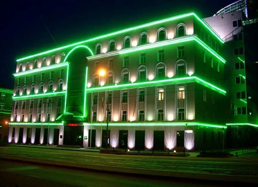 Az épület körvonalainak neon megvilágítása