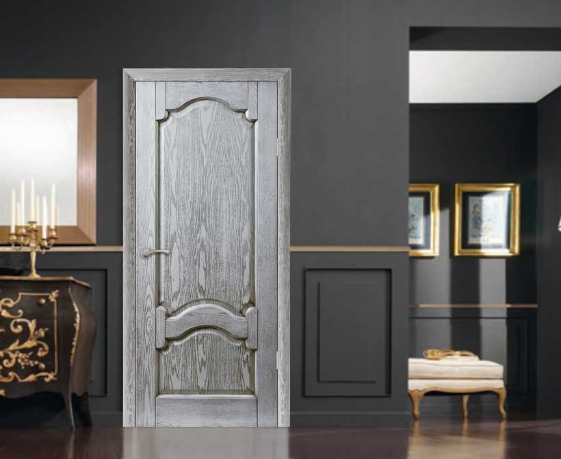 puertas grises en un interior clásico