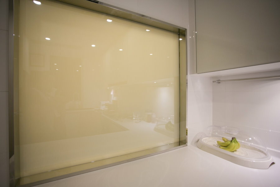 Smart glas i ett stort fönster ovanför badrummet