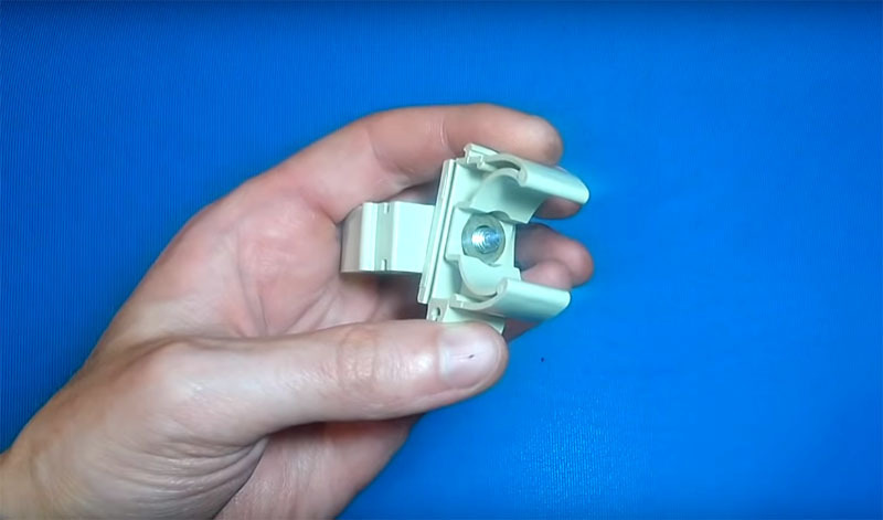 Les clips doivent être connectés par paires à l'aide d'un petit boulon et d'un écrou. Ils doivent être positionnés l'un par rapport à l'autre avec un tour complet de 90°