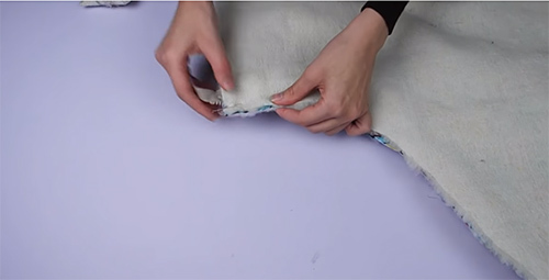 Por que vale a pena costurar um envelope para a alta de um recém-nascido com suas próprias mãos