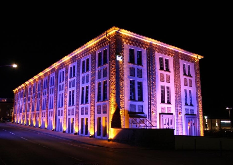 Egy közigazgatási épület homlokzatának gyönyörű megvilágítása