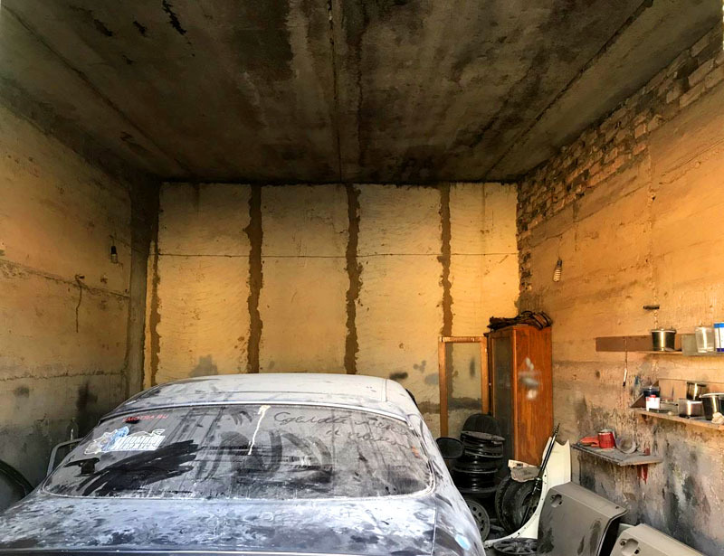 A por megszabadulásának módjai egy garázs betonpadlóján
