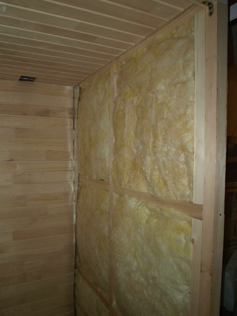 Mineraluldsmåtter på væggen i altan saunaen