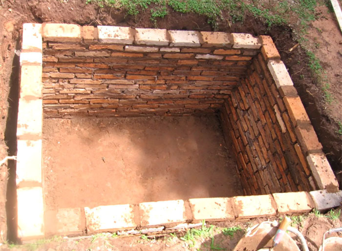 Usually, half-brick laying is enough to equip the walls of the cesspool. The main rule is that the vertical seams in the masonry should not match, this guarantees the strength of the structure.